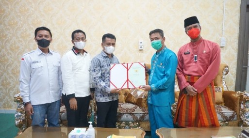 Bupati Rohil Serahkan Sertifikat Tanah Kantor Bawaslu