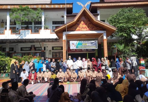 Alumni SMPN 3 Pekanbaru Santuni Anak Yatim