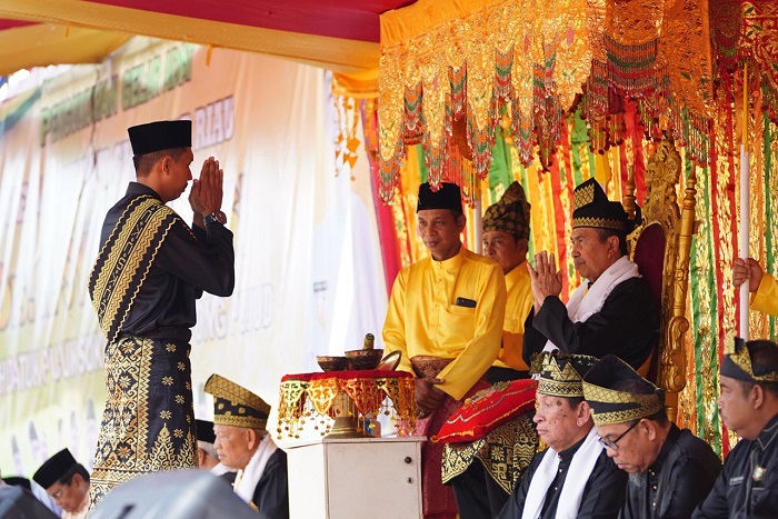 Gelar Datuk Seri Alamsyah Gubernur Riau Syamsuar dari Masyarakat Adat Pujud