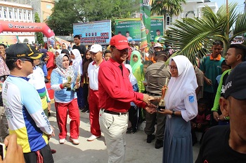 Bupati Suyatno Serahkan Hadiah Pemenang Perlombaan HUT Rohil