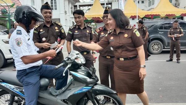 Peringati Hakordia, Kejari Rohil Gelar Upacara Dan Bagikan Bunga Kepada Masyarakat