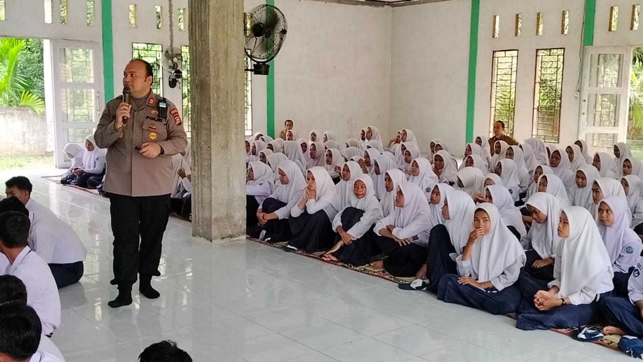 Kapolsek Kunto Darussalam Go To School Sosialisasi P4GN Di SMP Negeri 01 Pagaran Tapah Darussalam   