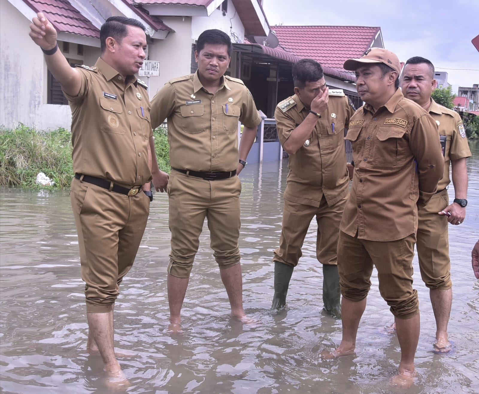 Hari Pertama Kerja, Wabup Husni Tamrin Tinjau Banjir SMP 1 dan Jalan Pemda Pangkalan Kerinci