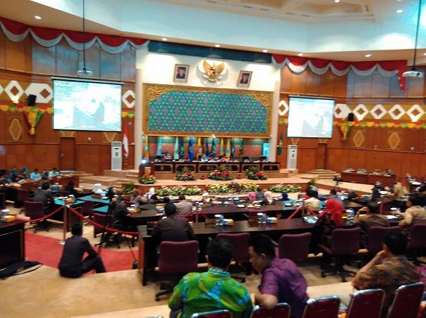 Fraksi PDI P Soroti Rendahnya Serapan APBD Riau Dalam Parirpurna LKPj Tahun 2015