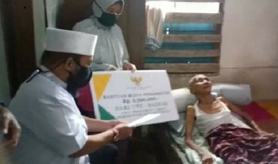 Walikota Serahkan Langsung Bantuan BaZnas kepada 2 Warga Sakit