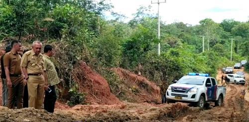 Pertama Kalinya, Gubri Tinjau Jalan Lintas Kampar Kiri-Payakumbuh Berlumpur, Curam dan Menikung