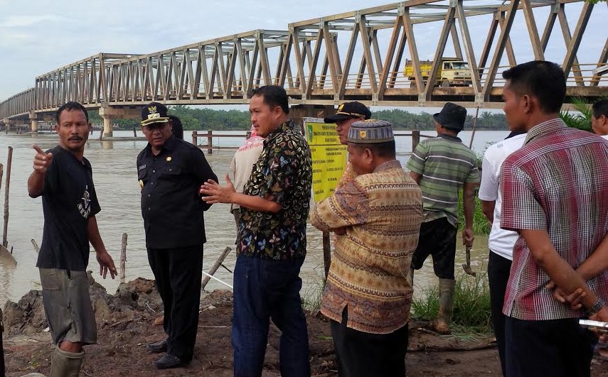 Wabup Jamiluddin Tinjau Pembangunan Turap Jembatan Jumrah