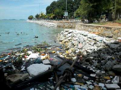 Bibir Pantai Karimun diPenuh tumpukan Sampah