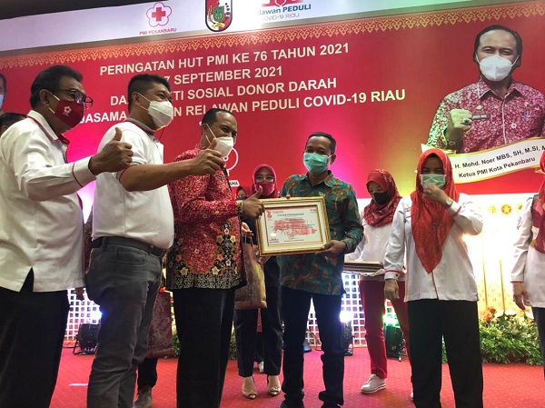 Rutin Laksanakan Donor Darah, PMI Kota Pekanbaru Berikan Penghargaan Repada RW 07 Maharatu
