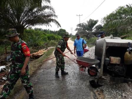 Dukung TMMD, Babinsa Koramil 03/Bunut Bantu Warga Bangun Box Coper