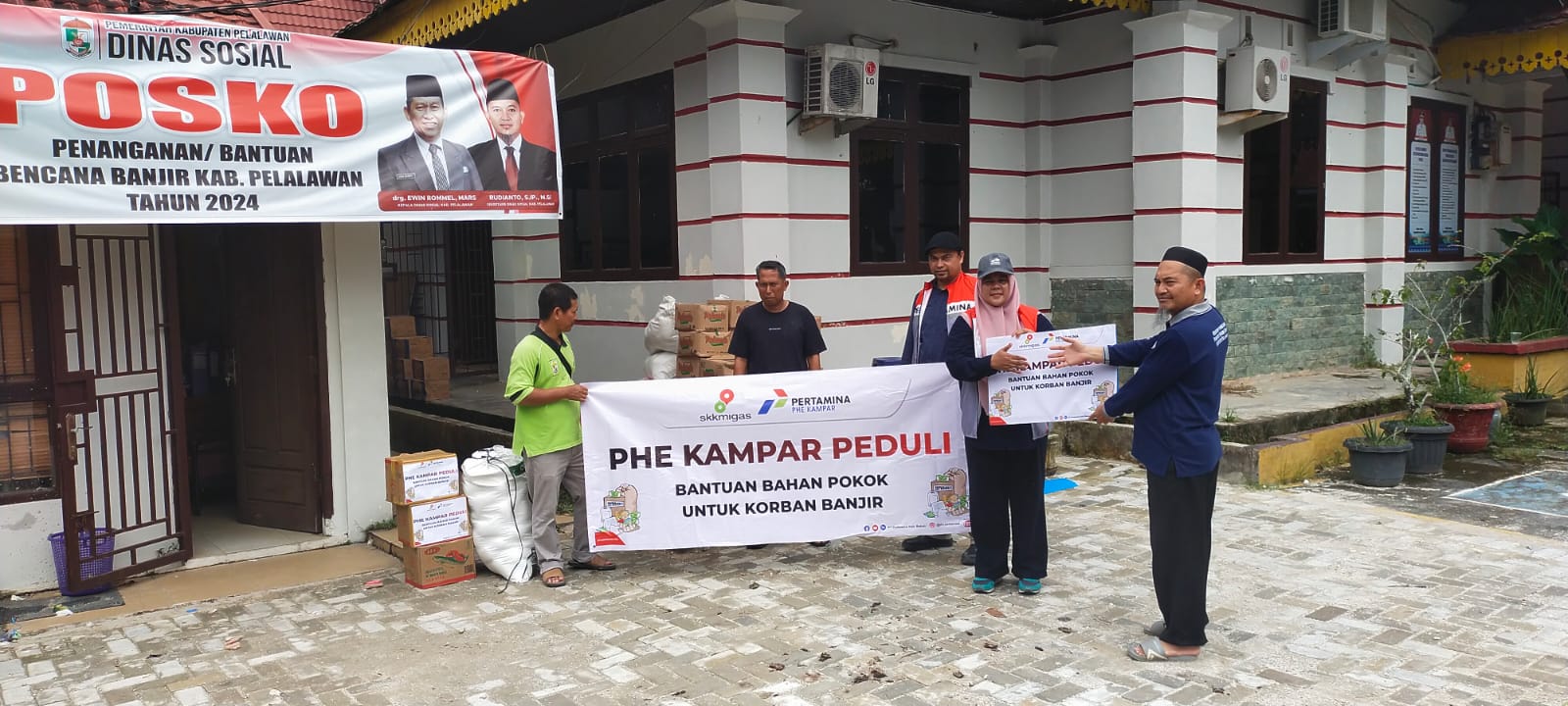 PHE Kampar Bantu 300 Paket Sembako Untuk Korban Banjir di Pelalawan