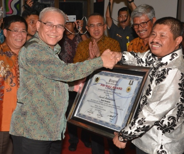 Terima PWI Award 2016 Amril : Kritikan Positif Pers Untuk Mendorong Pembangunan 