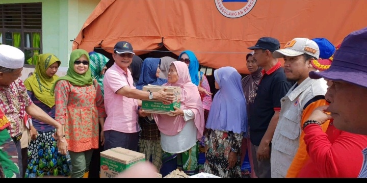 Pemkab Rohil Serahkan Bantuan Korban Banjir Dirantau Kopar