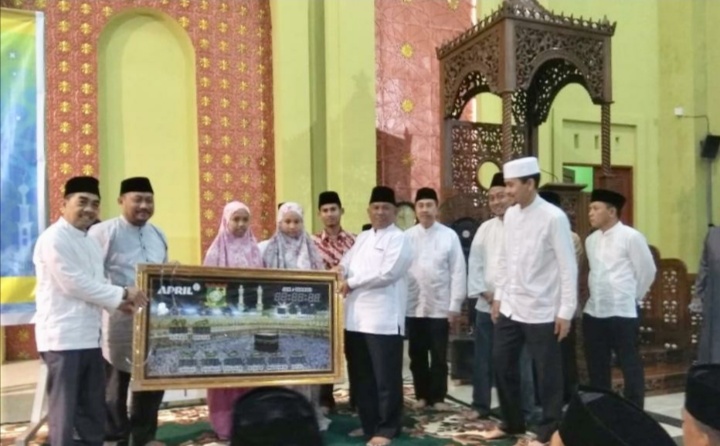 Gubri Safari Ramadan di Kampar, Serahkan Bantuan Jam dari RAPP