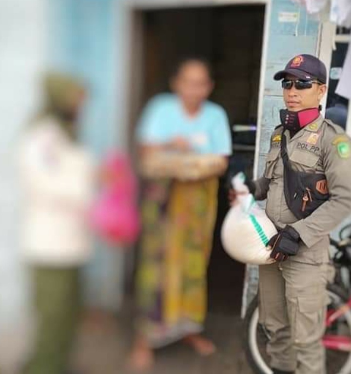 ASN Relawan Peduli Warga Miskin dan Terdampak Covid-19 Meranti, Salurkan 300 Paket Sembako