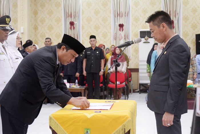 Lantik Puluhan Pejabat Tinggi Pratama dan Administrasi, Afrizal : Layani Masyarakat Dengan Baik