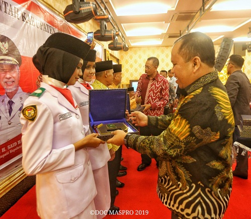 Malam Resepsi HUT Kemerdekaan RI Ke-74, Bupati Berikan Penghargaan Kepada Veteran dan Paskibraka
