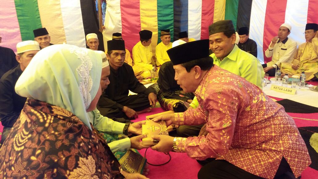 Resmi Masuk Suku Kandang Kopuh, Bupati Sukiman Diberi Gelar â€œPanglimo Pukasoâ€