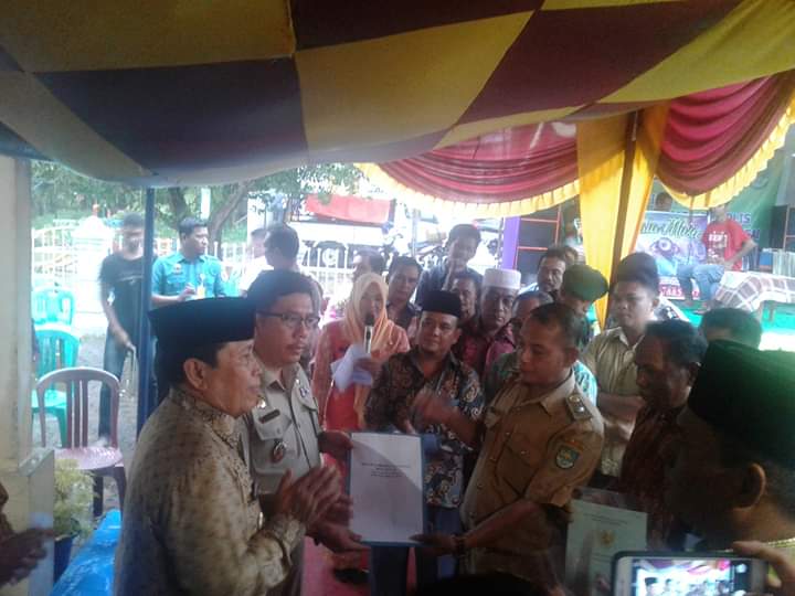 Dukung Program PTSL, Bupati Rohul Serahkan 496 Sertifikat Hak Milik Kepada Masyarakat Desa Batas