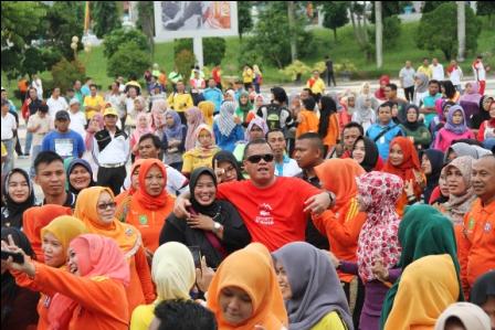  Peringati HUT Korpri, Bupati Yopi dan Ribuan PNS Senam Bersama