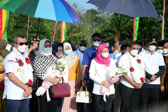 Begitu Antusiasnya Ribuan Masyarakat Rohul Menyambut Gubri dan Wagubri