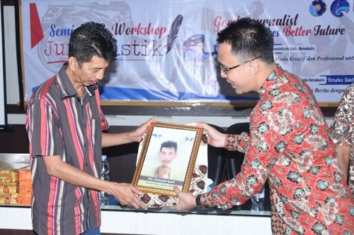 Wartawan dan Kebohongan Ibarat Dua Kabel Listrik Yang Tak Boleh Bersinggungan