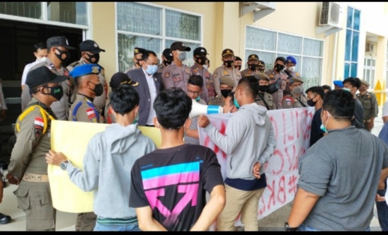 Tunas Muda Pelalawan Datangi Gedung DPRD, Minta Penjelasan BK Terkait VCS Oknum Dewan