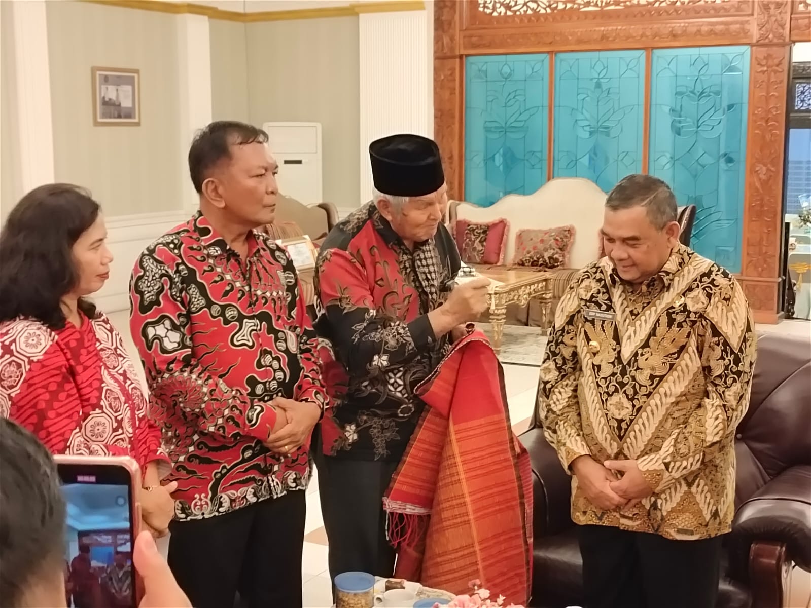 Tokoh Marga Sitompul Pekanbaru Ulosi Gubernur Riau Edy Natar Nasution