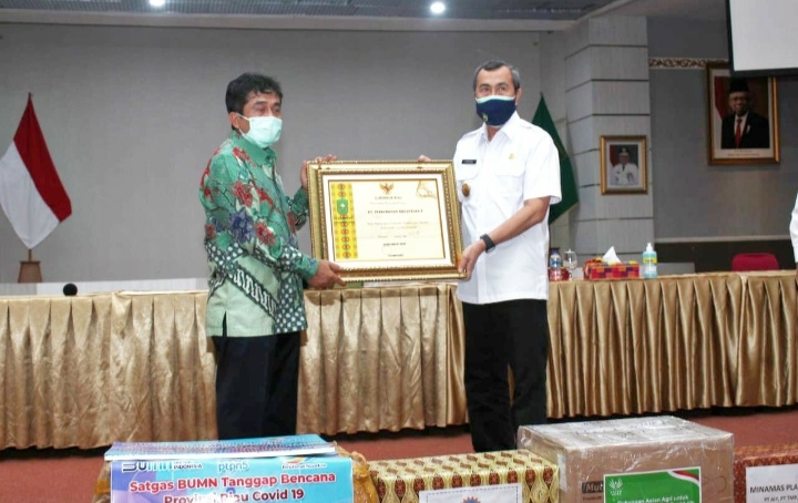 Salurkan 50.000 Masker, PTPN V Diberi Penghargaan