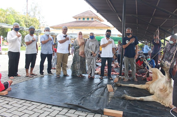PTPN V Sembelih 317 Hewan Kurban, Berbagi dengan Masyarakat Riau 