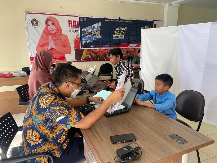  Melalui Layanan Eazy Passport, PWI Riau Fasilitasi Anggota dan Keluarga Buat Paspor Kolektif