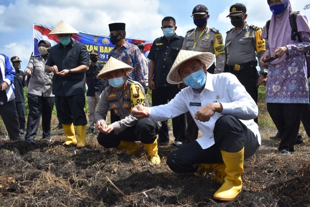 Jaga Ketahanan Pangan Dalam Situasi Covid-19, Polresta Pekanbaru Serahkan Bantuan Ke Petani