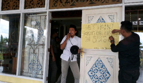 Banyak Pejabat Tinggal Diluar Daerah, Dua Mahasiswa Pelalawan Segel Kantor Bupati