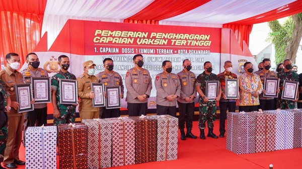 Polri Berikan Penghargaan Akselerasi Pencapaian Vaksinasi Tertinggi di Riau
