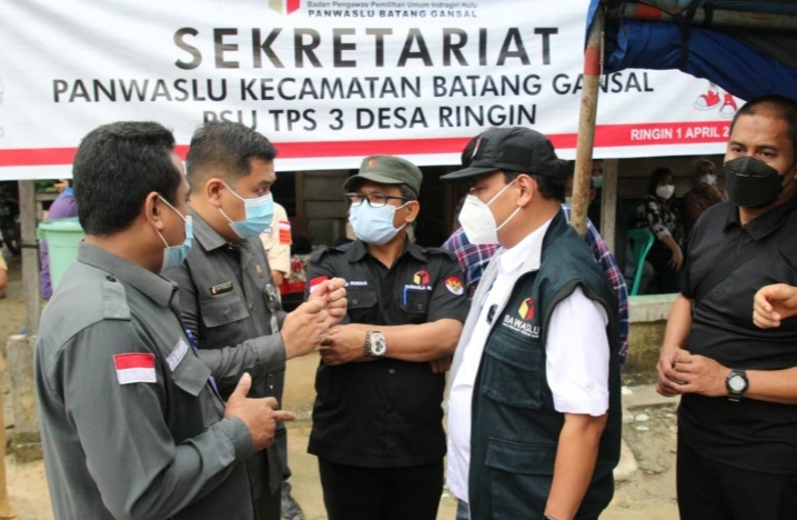 Ketua Bawaslu RI Abhan, SH, MH Monitoring PSU di Indragiri Hulu.  