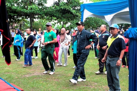 Hadiri Senam Massal Bersama LSM Penjara, Walikota Firdaus Santuni Anak Yatim