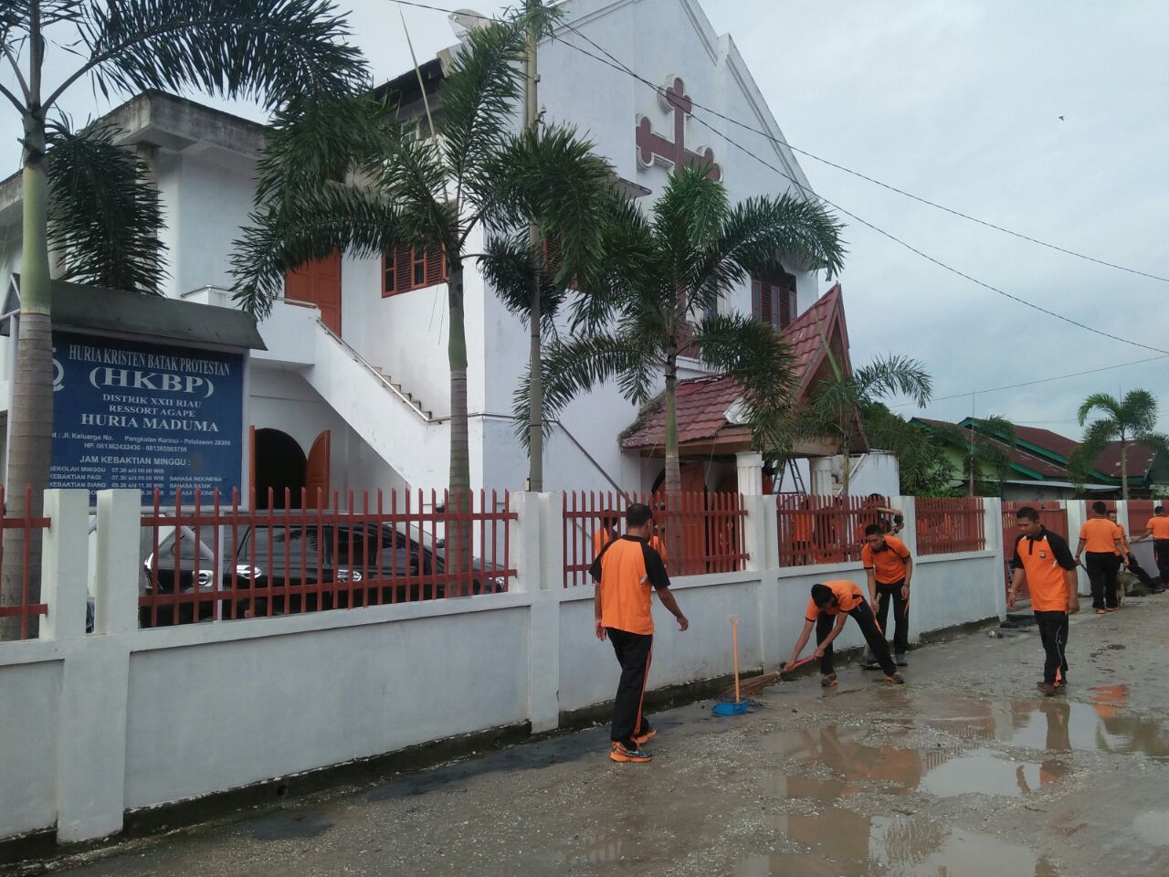 Wujudkan Persatuan dan Kerukunan Agama, Polres Pelalawan Gelar Kerja Bakti di Tempat Ibadah.