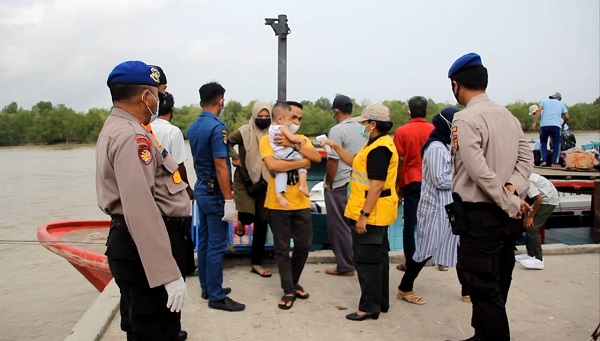 Petugas Gabungan Perketat Pengawasan Prokes Dipelabuhan 