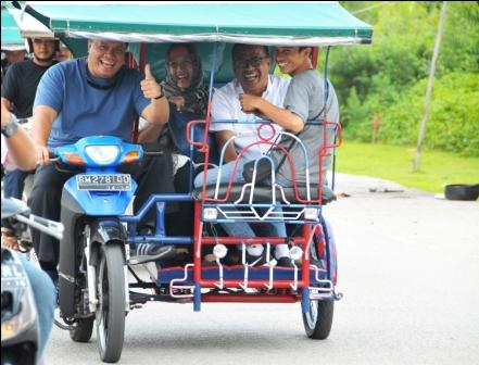 Kunjungi Meranti, Bupati Yopi Kendarai Becak Motor