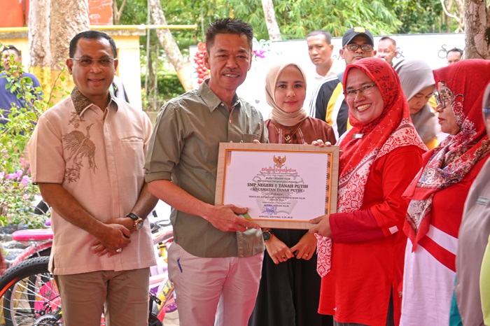 Bupati Rohil Serahkan Piagam Penghargaan 8 Sekolah Adiwiyata 