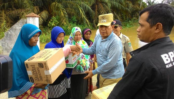 Tinjau Banjir Kecamatan Bonai Darussalam, Plt Bupati Sukiman Serahkan Bantuan 