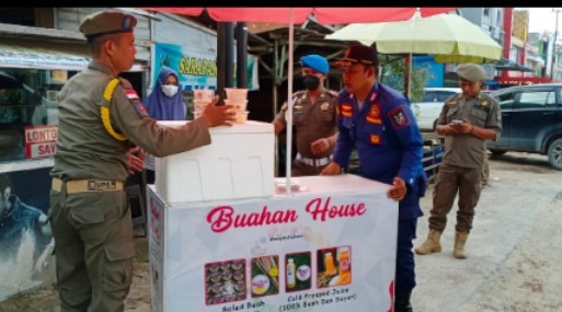 Satpol PP Pelalawan Tertibkan Pedagang Kaki 5 Berdagang di Atas Trotoar Jalan Lintas Timur