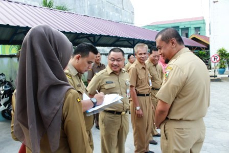   Asisten III Kota Pekanbaru Lakukan Sidak di Disdukcapil dan Inspektorat, Pegawai Malas Akan dikena
