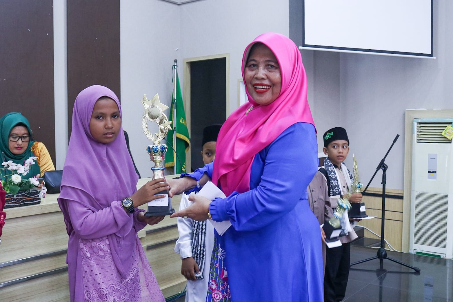 Hj. Ismiatun Hadiri Lomba Dai & Daiyah Cilik Meranti