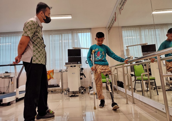 Dapat Bantuan Dari PT PHR, Fairus Gunakan Kaki Palsu Baru Tak Sabar Ingin Sekolah
