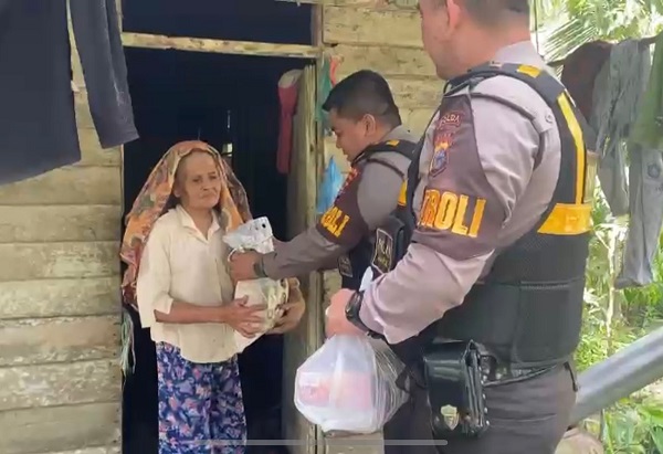 Nenek Fatimah Senang Didatangi Tim PJJ Ditsamapta Polda Riau 