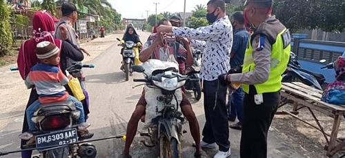 Cegah Penyebaran Virus Covid â€“ 19, Kades Sontang Bagikan 2000 Masker Ke Warga 