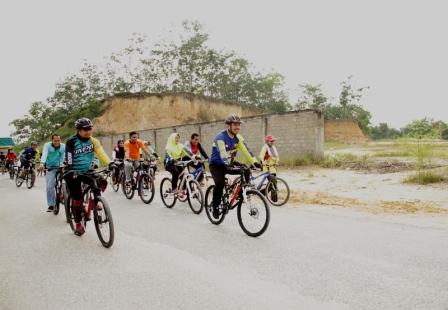  Bersama Komunitas Fun Bike, Wabup dan Istri Jelajahi Desa di Pasir Penyu