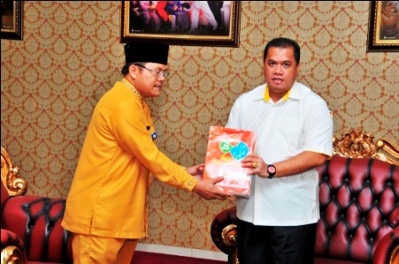 Petugas Sensus Ekonomi Ambil Data Bupati Yopi