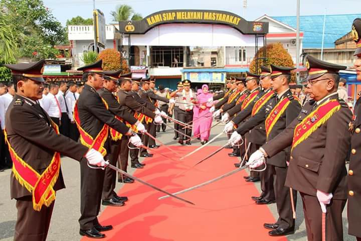 Kedatangan Kapolres Rohul AKBP Muhammad Hasyim Risahondua Disambut Pedang Pora dan Prosesi Tepung Ta